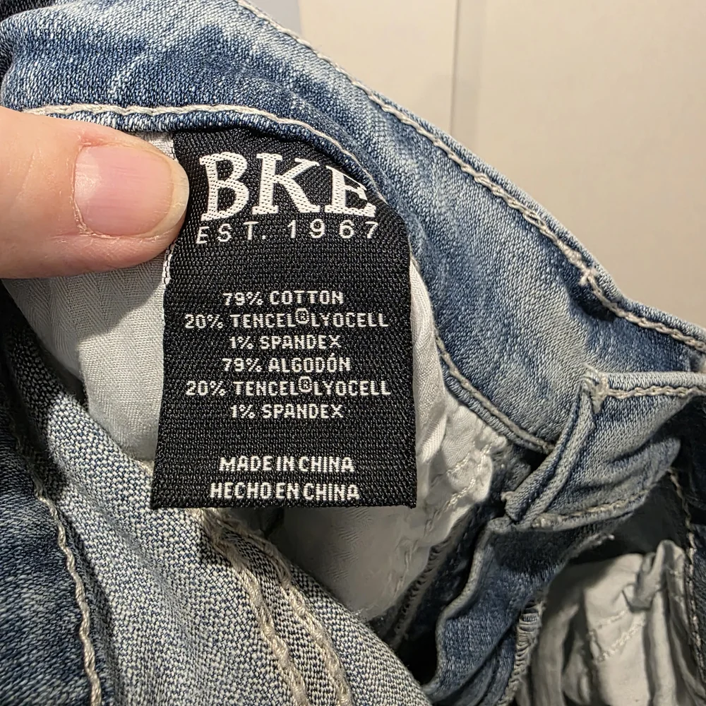 BKE Jake Mens Jeans Buckle 30x32 Light Wash Straight Leg Premium Embroidered